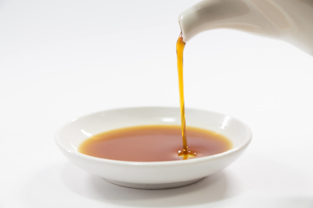 皿に醤油を注ぐ